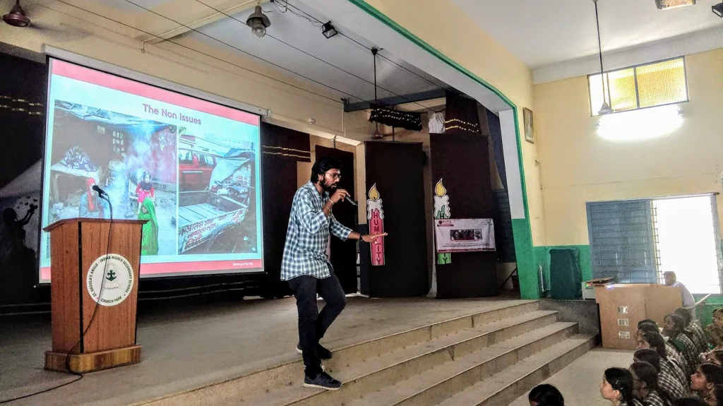 Vinoth-taking-school-to-school-session-in-Chennai-1