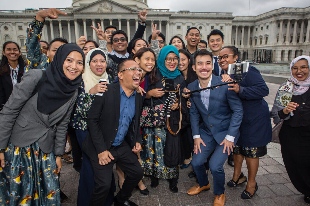 group+of+fellows+taking+selfie+in+front+of+US+capitol